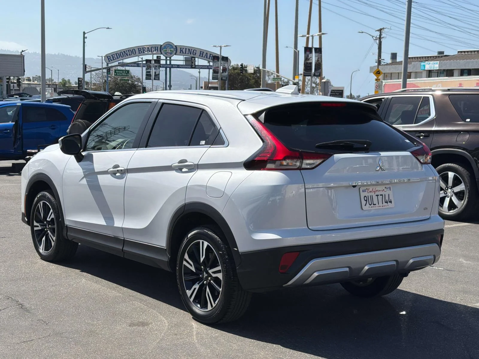 Used 2025 White Diamond Mitsubishi SE image 17