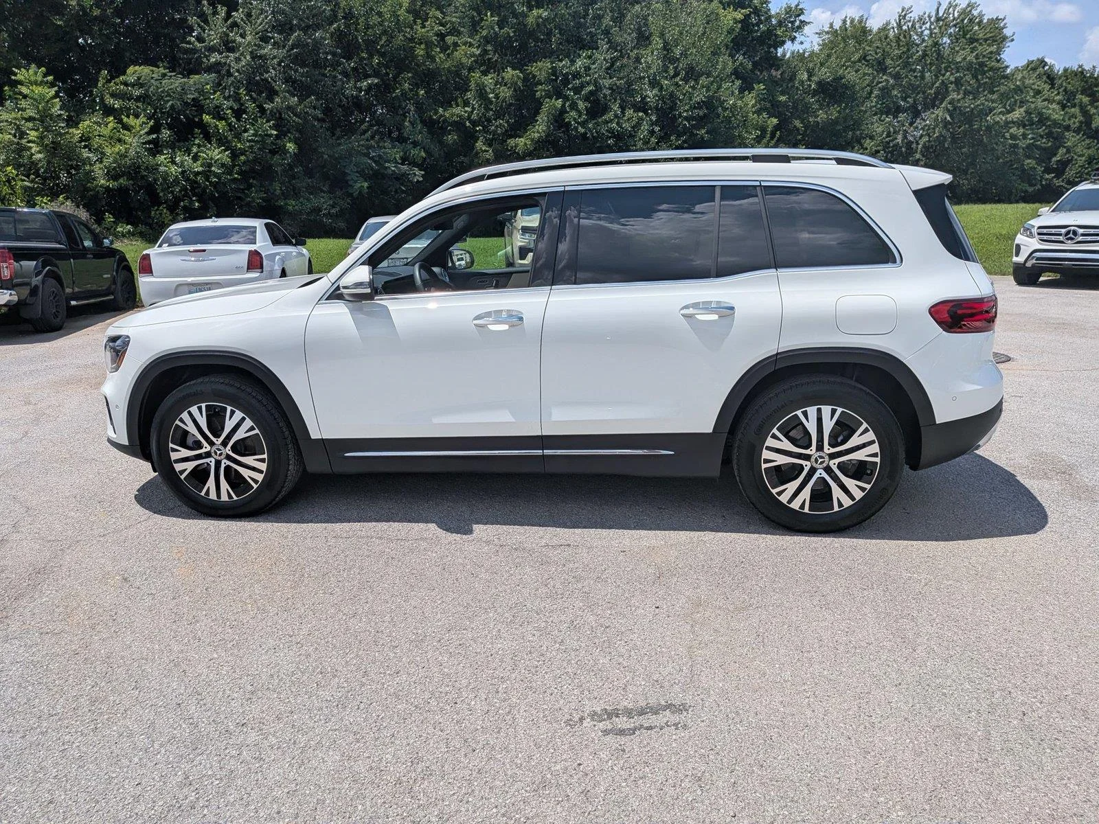 Used 2025  Mercedes-Benz GLB 250 image 2