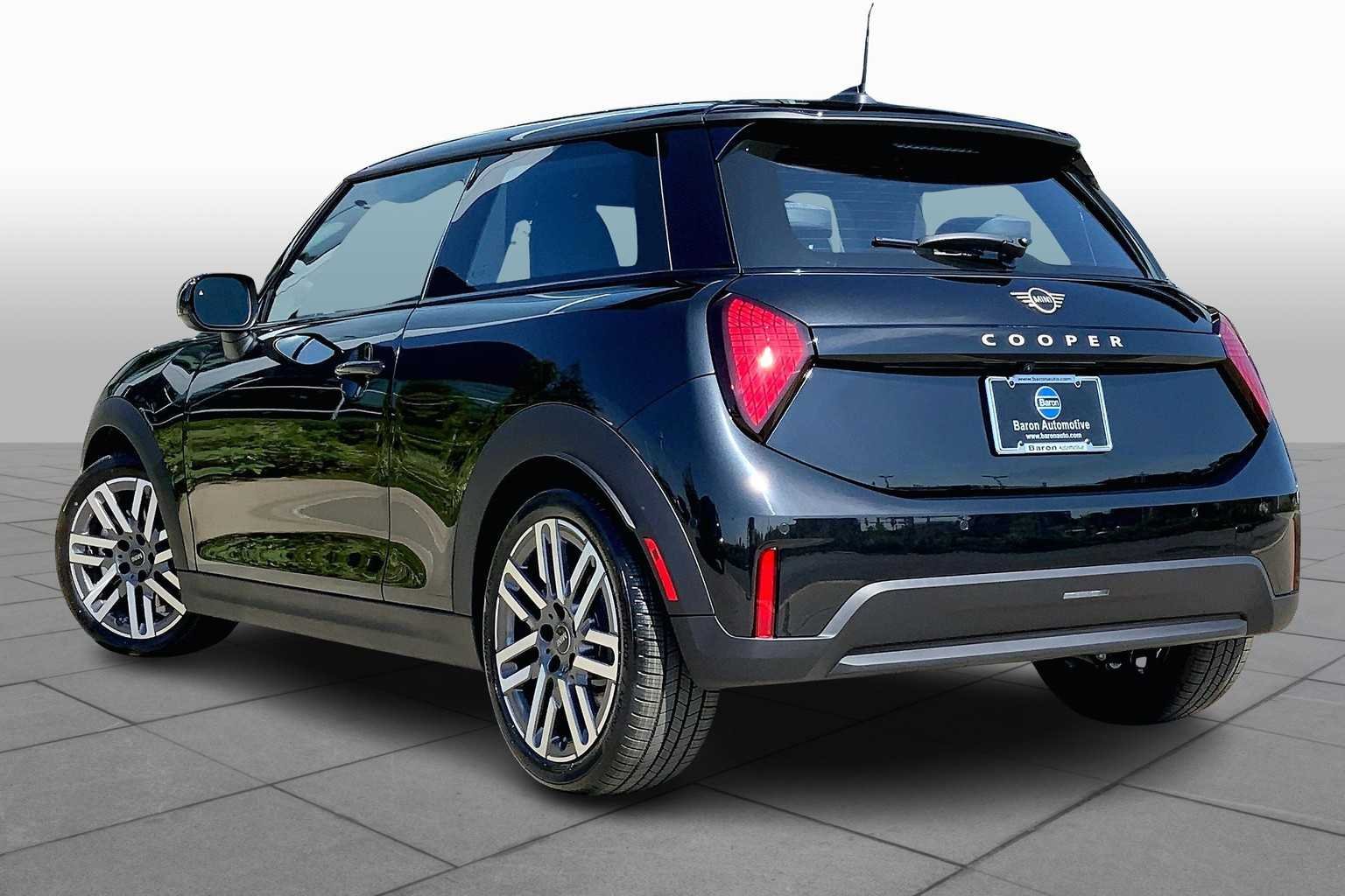 New 2026 Midnight Black II Metallic MINI Signature Plus image 12