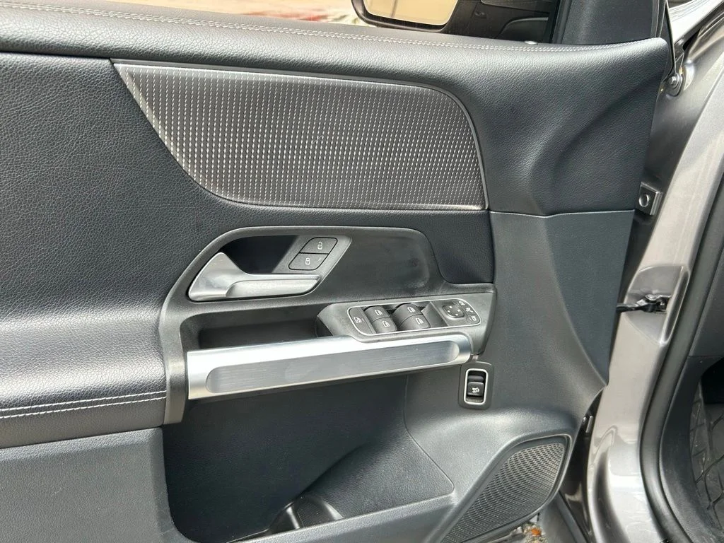 Used 2022  Mercedes-Benz GLB 250 image 16