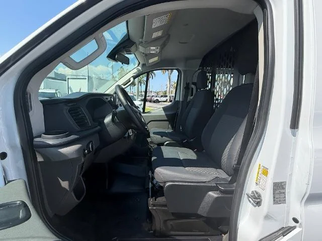 Used 2025 Oxford White Ford Base image 40