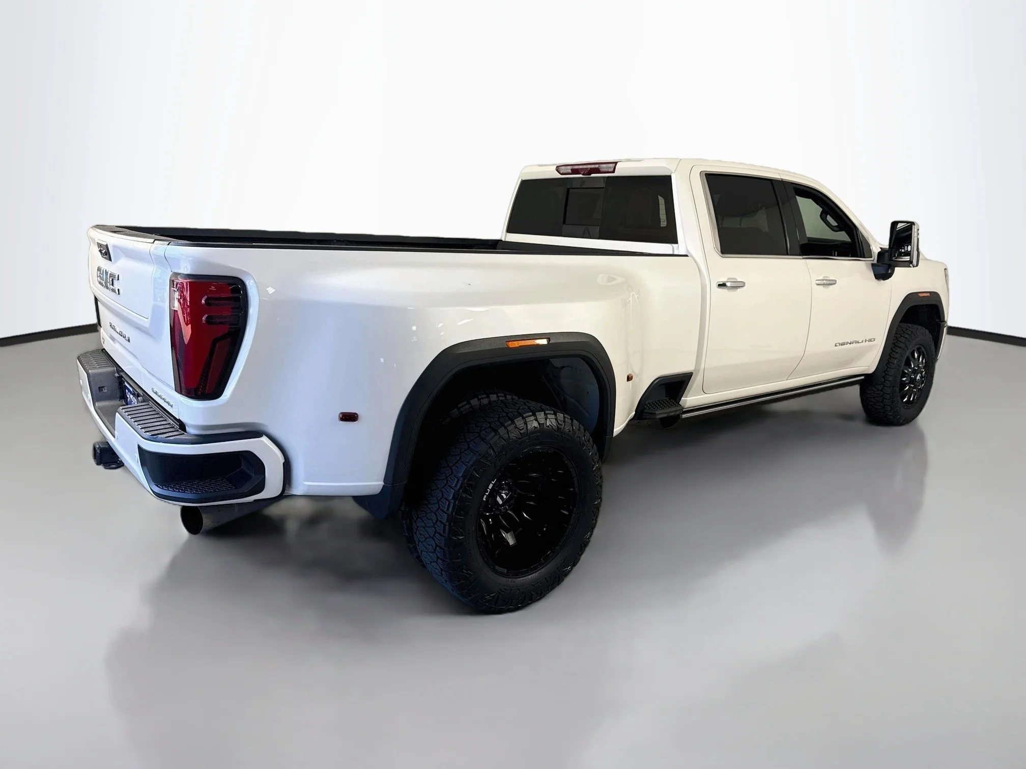 Used 2024 White GMC Denali Ultimate image 13