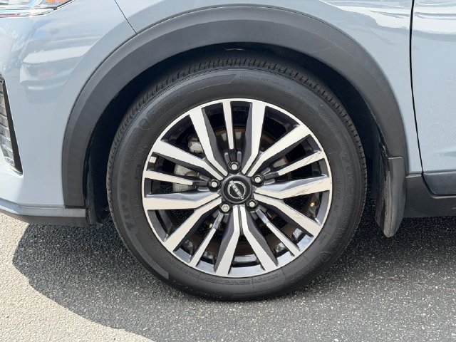 Used 2024 Gray Nissan SV image 13