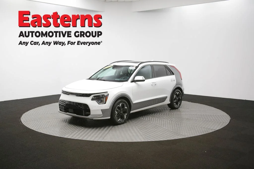 Used 2023 White Kia Wave image 58