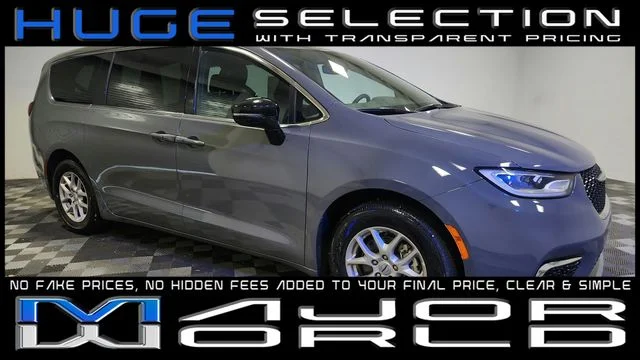 2025 Chrysler Pacifica Select's photo