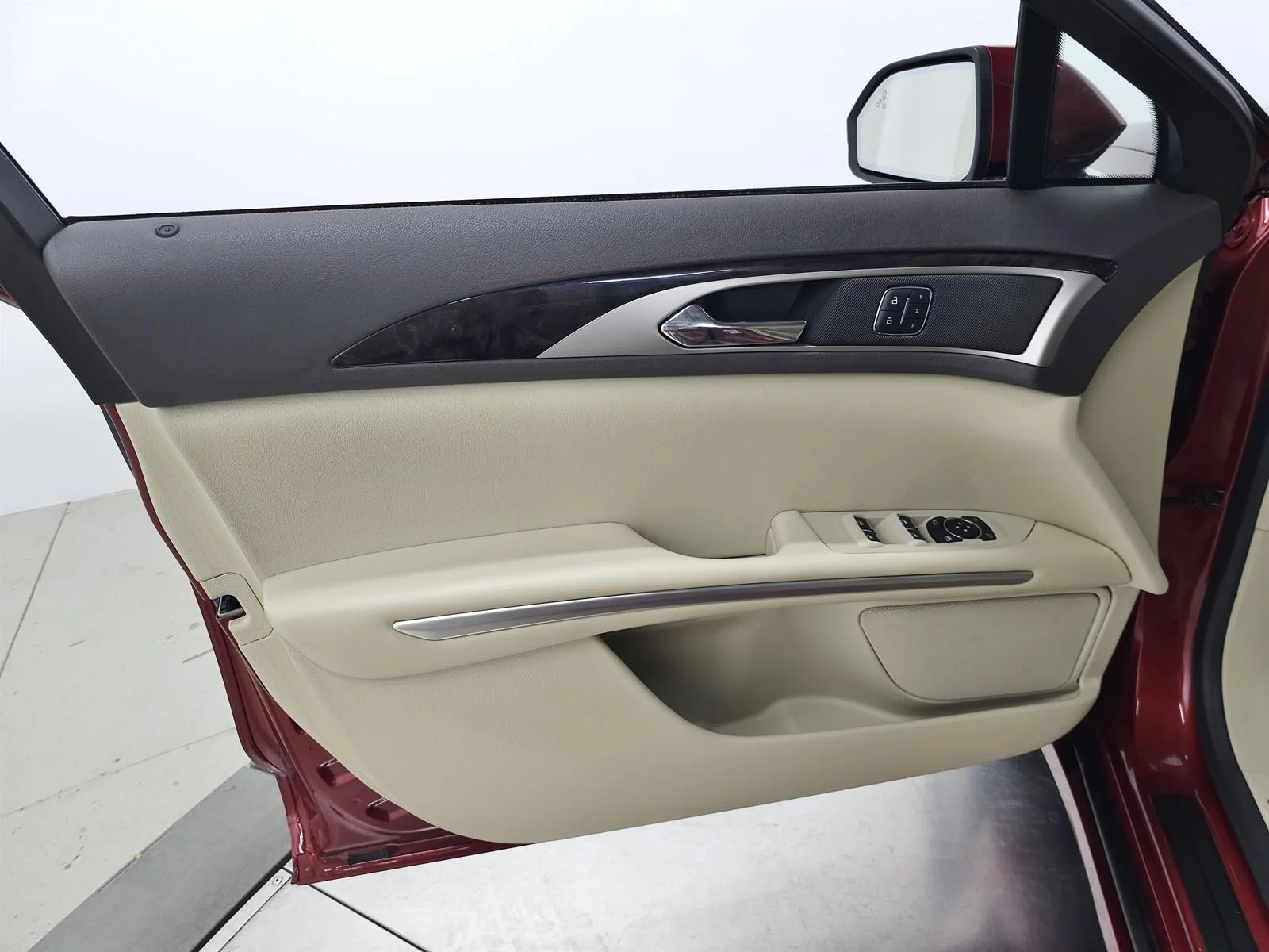 Used 2015 Red Lincoln  image 13