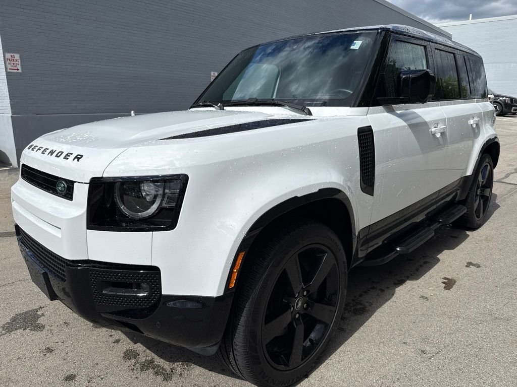 Used 2025 White Land Rover X-Dynamic SE image 1
