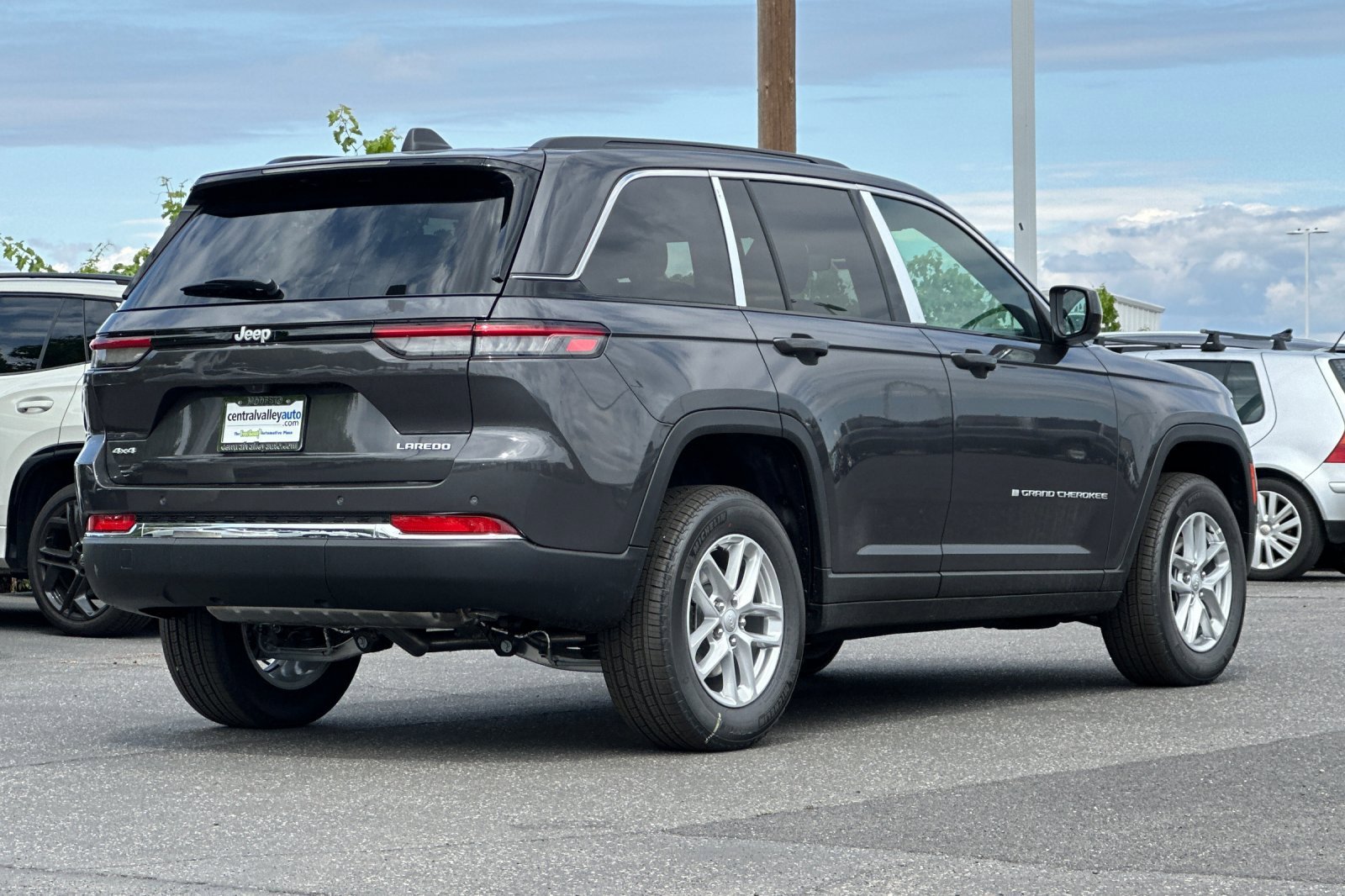 New 2026 Baltic Gray Metallic Clearcoat Jeep Laredo image 4