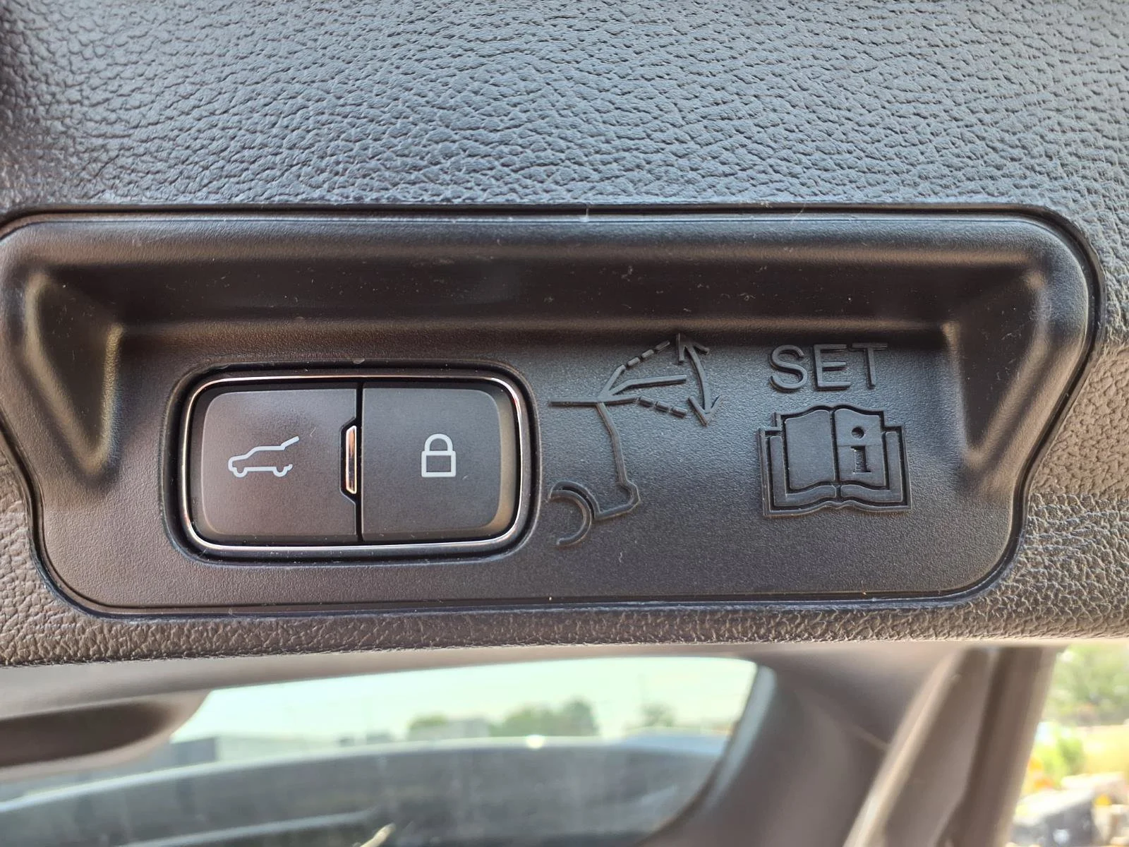 Used 2020 Silver Metallic Ford Limited image 29
