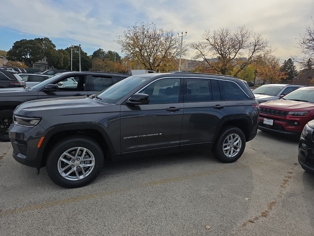 2025 Jeep Grand Cherokee Laredo photo 4