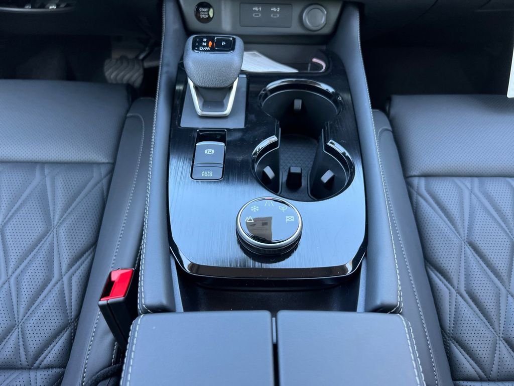 New 2026 Champagne Silver Metallic / Super Black Two-tone Nissan Platinum image 12