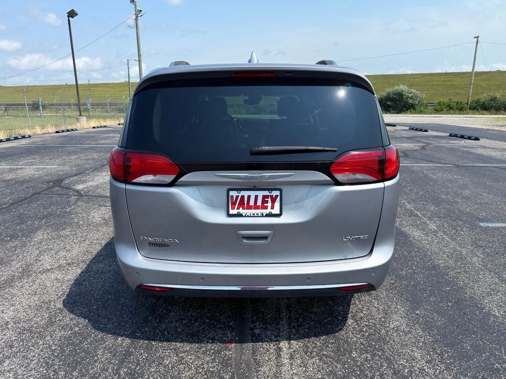 Used 2017 Silver Chrysler Limited image 17