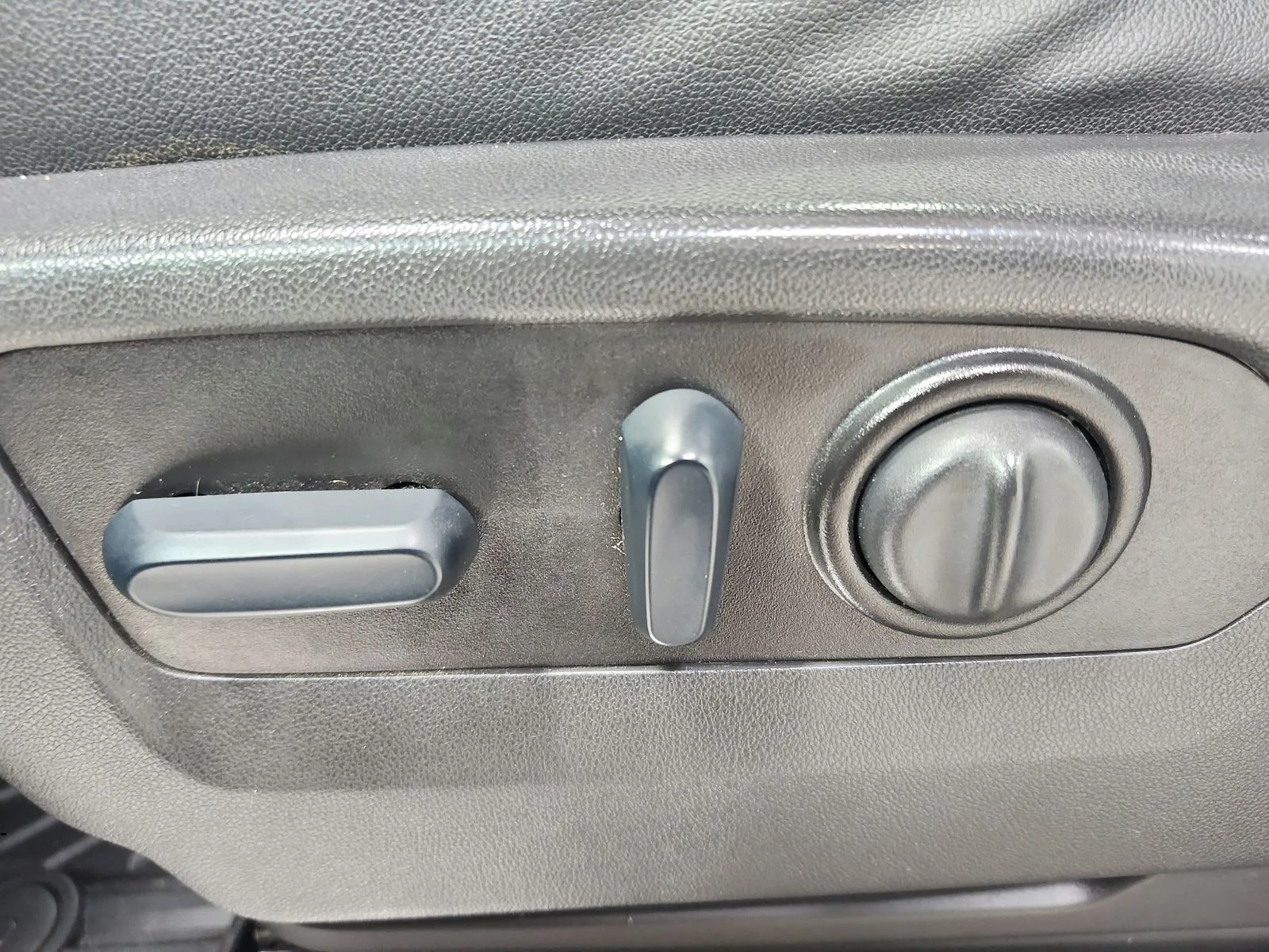Used 2022 White GMC AT4 image 21