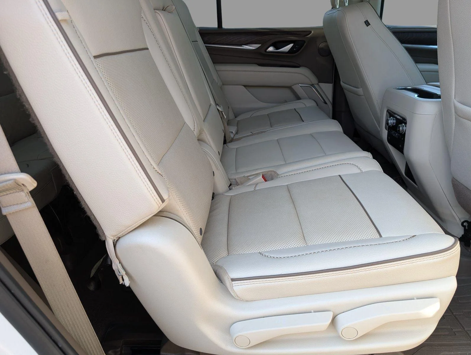 Used 2022 White Frost Tricoat GMC Denali image 39
