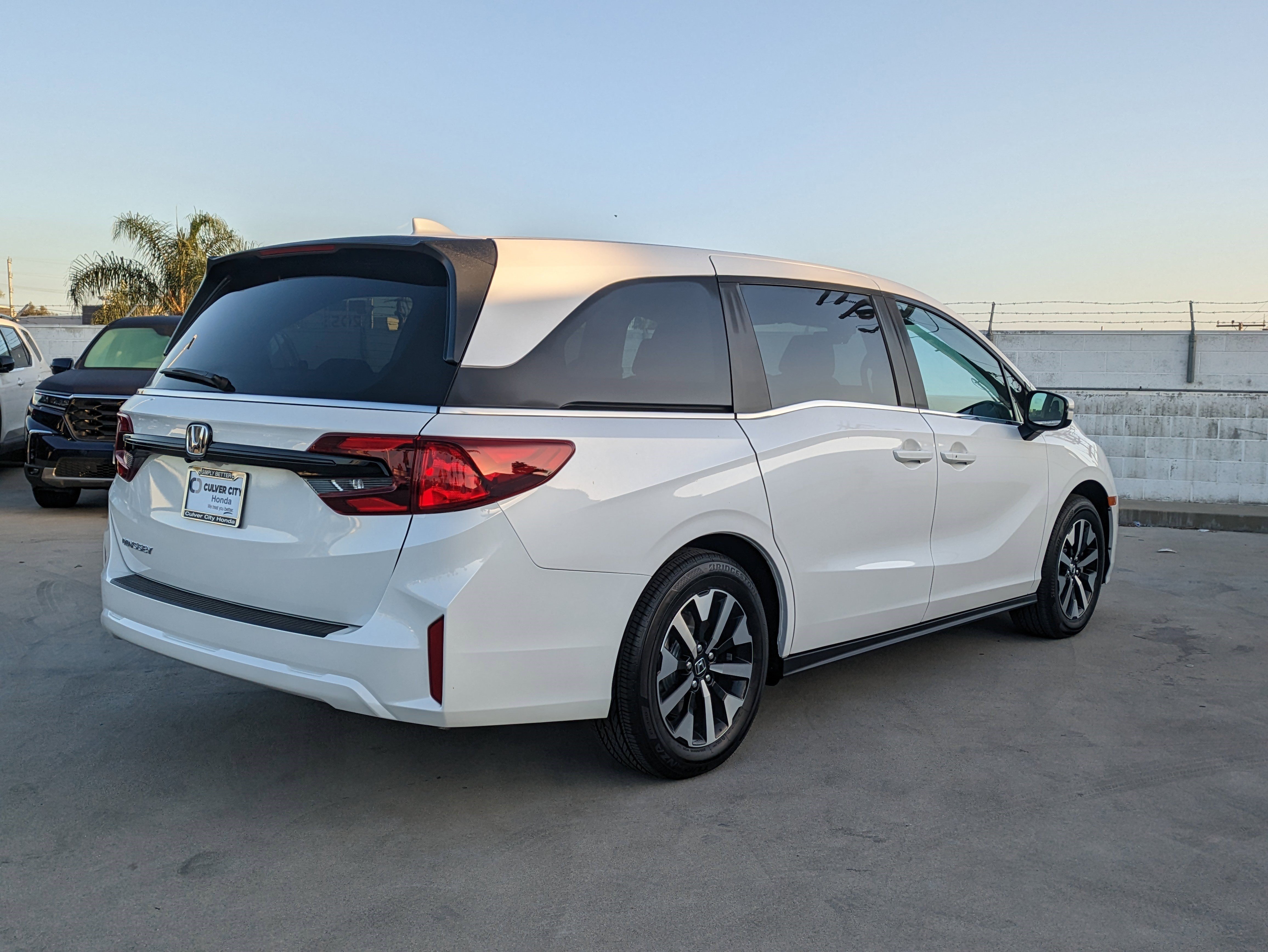New 2026 Platinum White Pearl Honda EX-L image 3