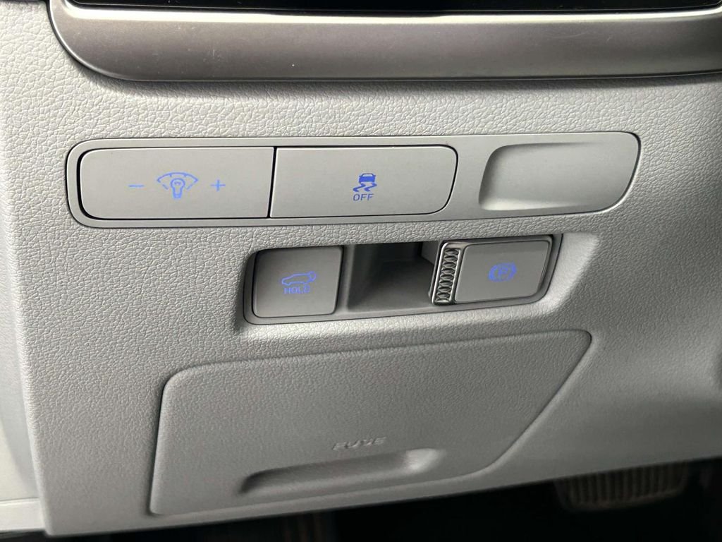 Used 2024 White Hyundai SEL image 17
