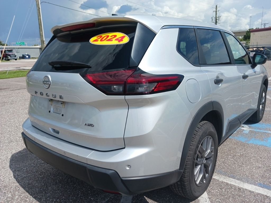 Used 2024 Silver Nissan S image 3