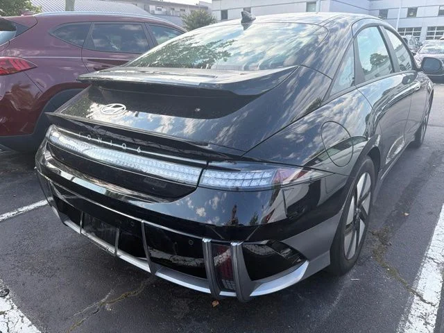 Used 2024 Onyx Black Hyundai SE image 8