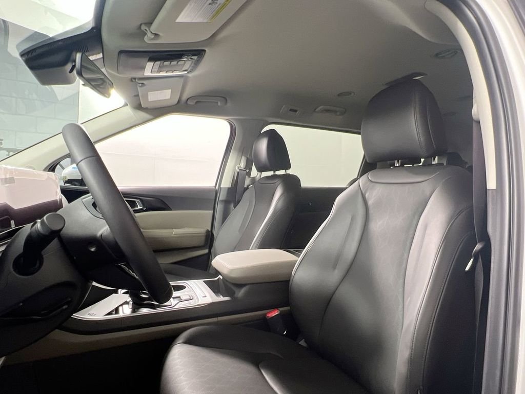 New 2026 Snow White Pearl Kia LXS image 13