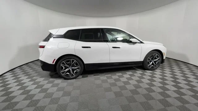 New 2022 Alpine White BMW xDrive50 image 14