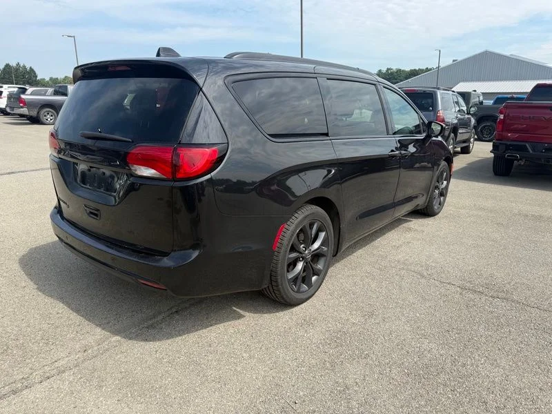 Used 2019 Black Chrysler Touring L image 13