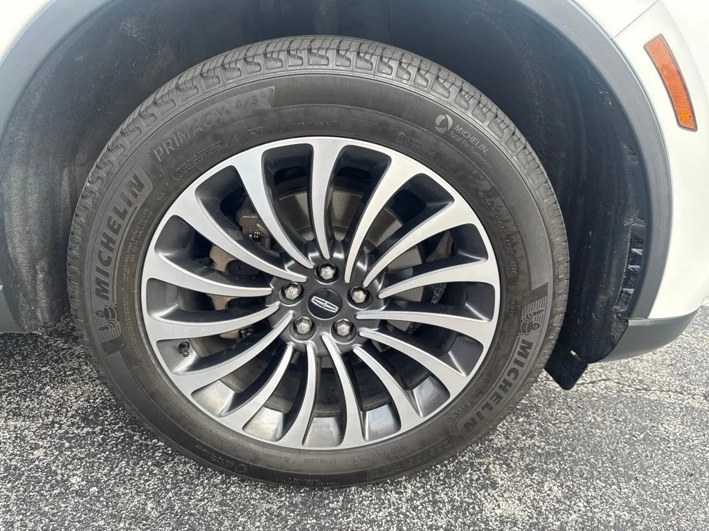 Used 2023 White Metallic Lincoln Standard image 42