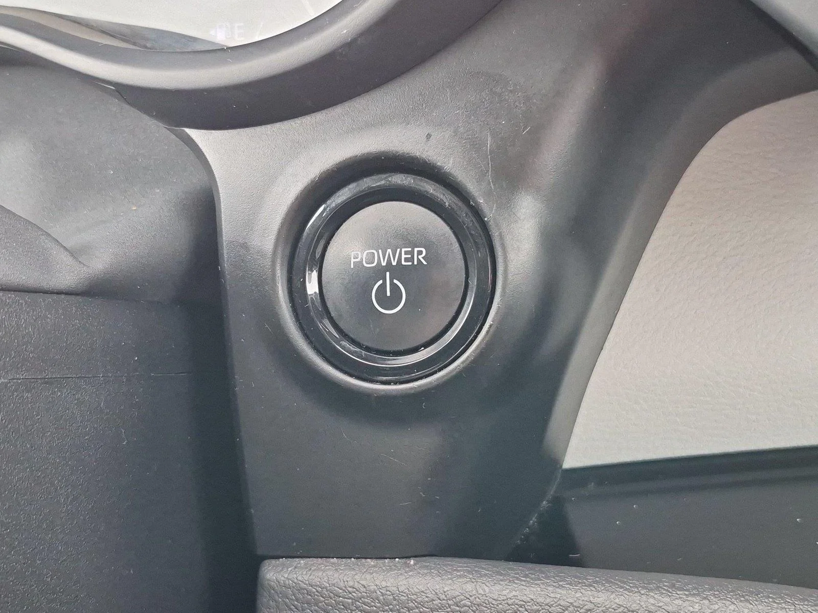Used 2025 Wind Chill Pearl Toyota XLE image 29