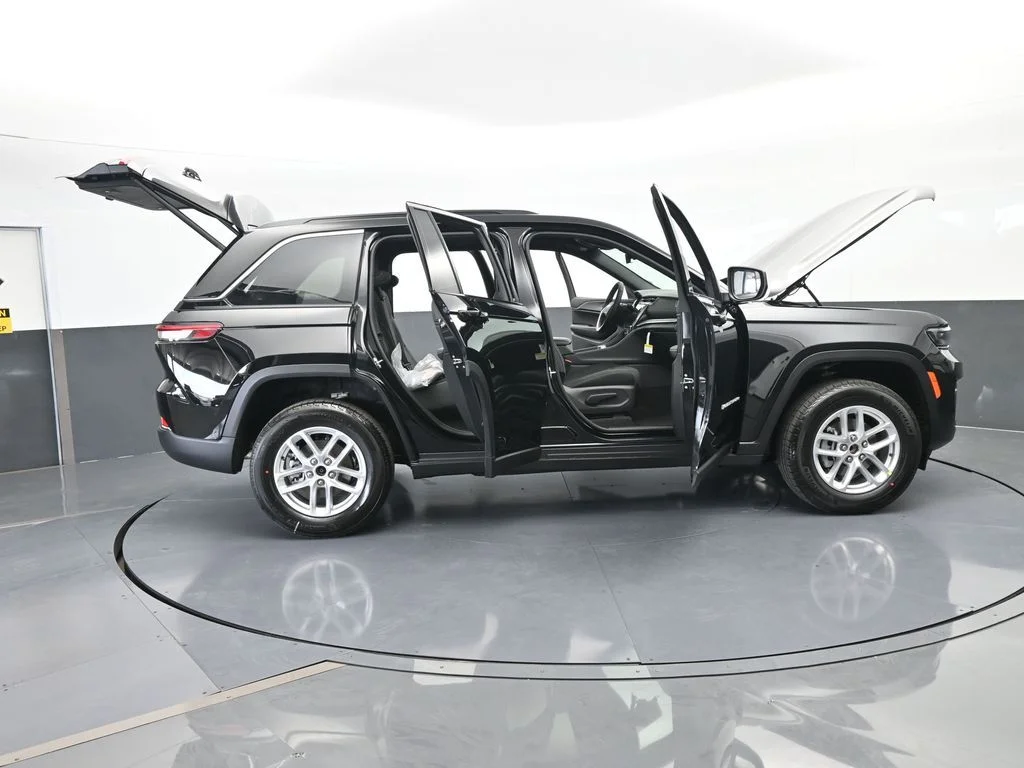 New 2026 Diamond Black Crystal Pearl-Coat Exterior Paint Jeep Laredo X image 70