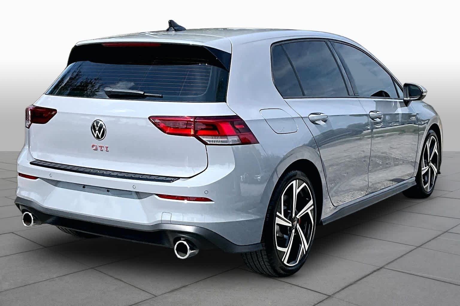 Used 2025 Moonstone Gray Volkswagen SE image 13