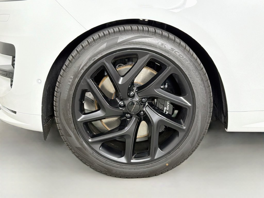 New 2027 Fuji White Land Rover  image 33