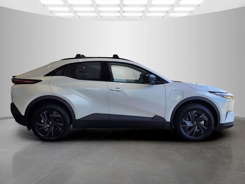 New 2026 Wind Chill Pearl <sup>1</sup> Toyota  SE image 2
