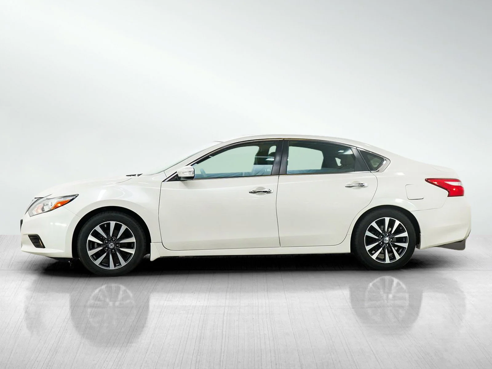 Used 2016 Nissan Altima SL with VIN 1N4AL3AP3GC130796 for sale in Burnsville, Minnesota
