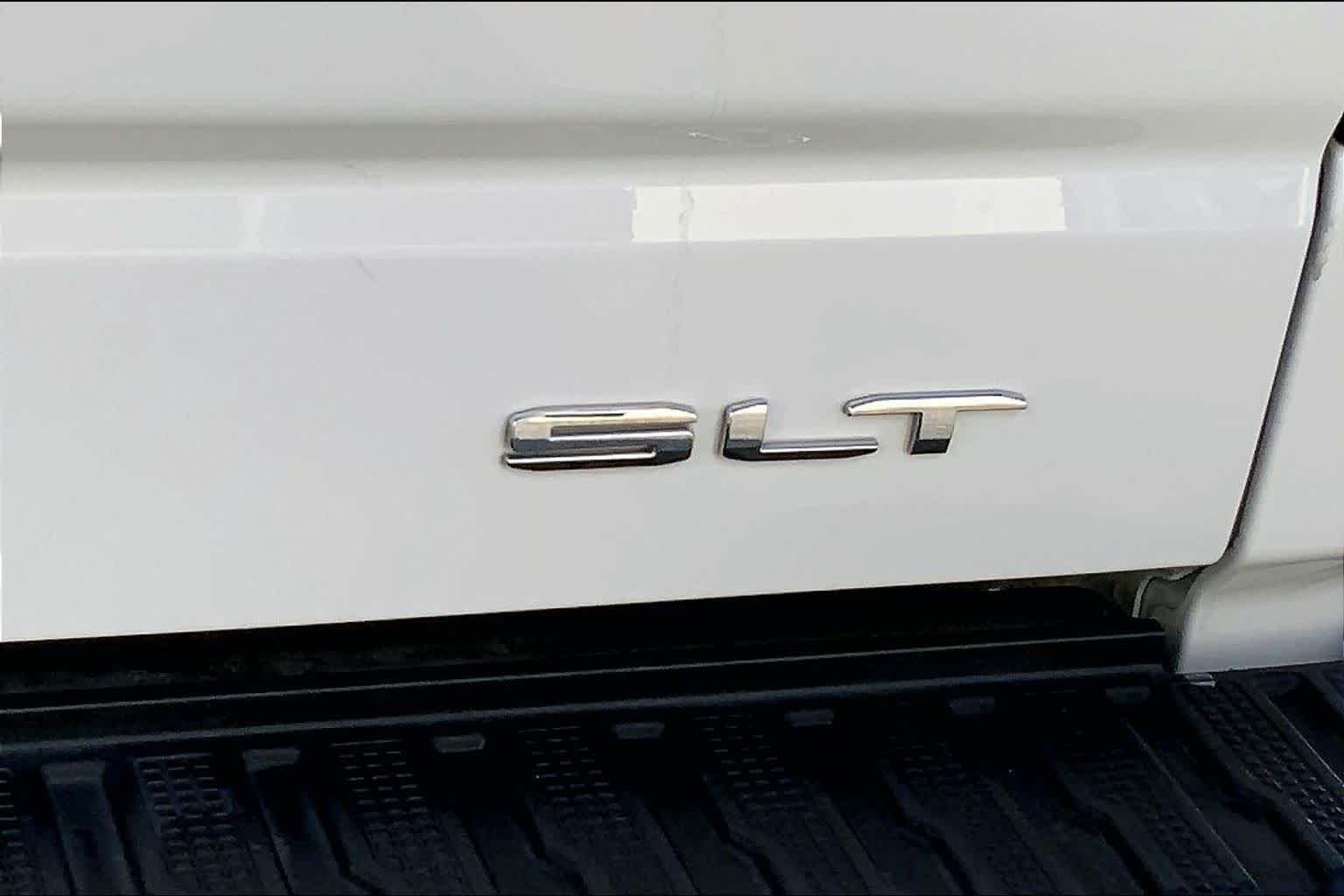 Used 2025 Summit White GMC SLT image 10