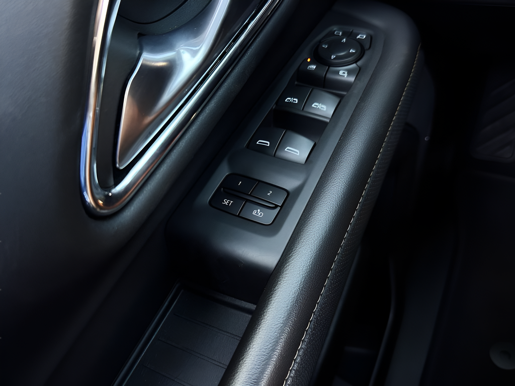 Used 2023 White GMC AT4 image 17