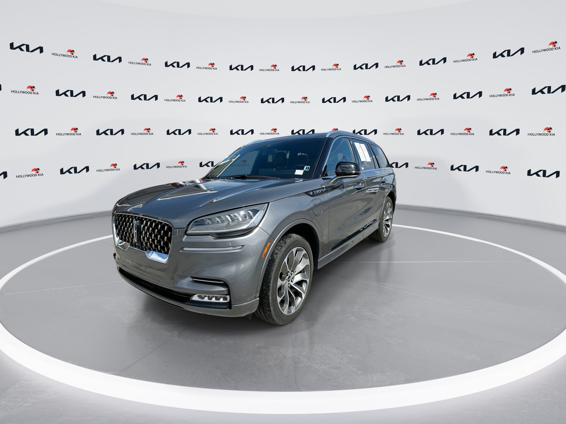 Used 2022 Gray Metallic Lincoln Grand Touring image 4