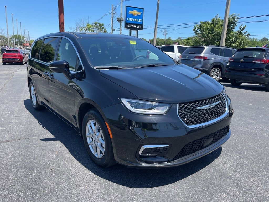 2026 Chrysler Pacifica Select's photo