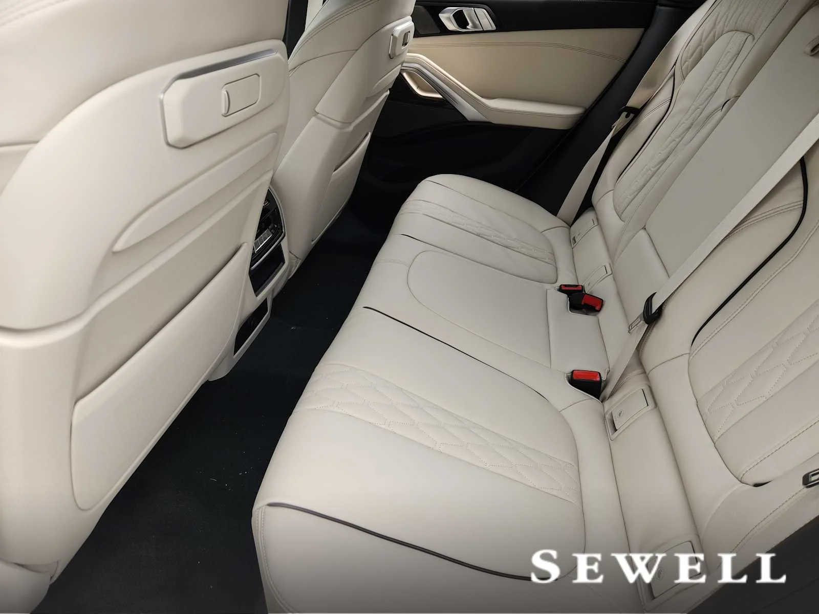 New 2027 Mineral White Metallic BMW xDrive40i image 7