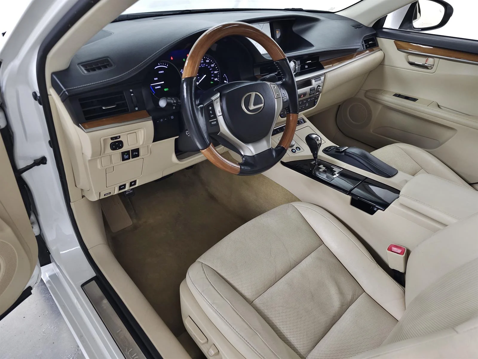 Used 2014 White Lexus  image 14