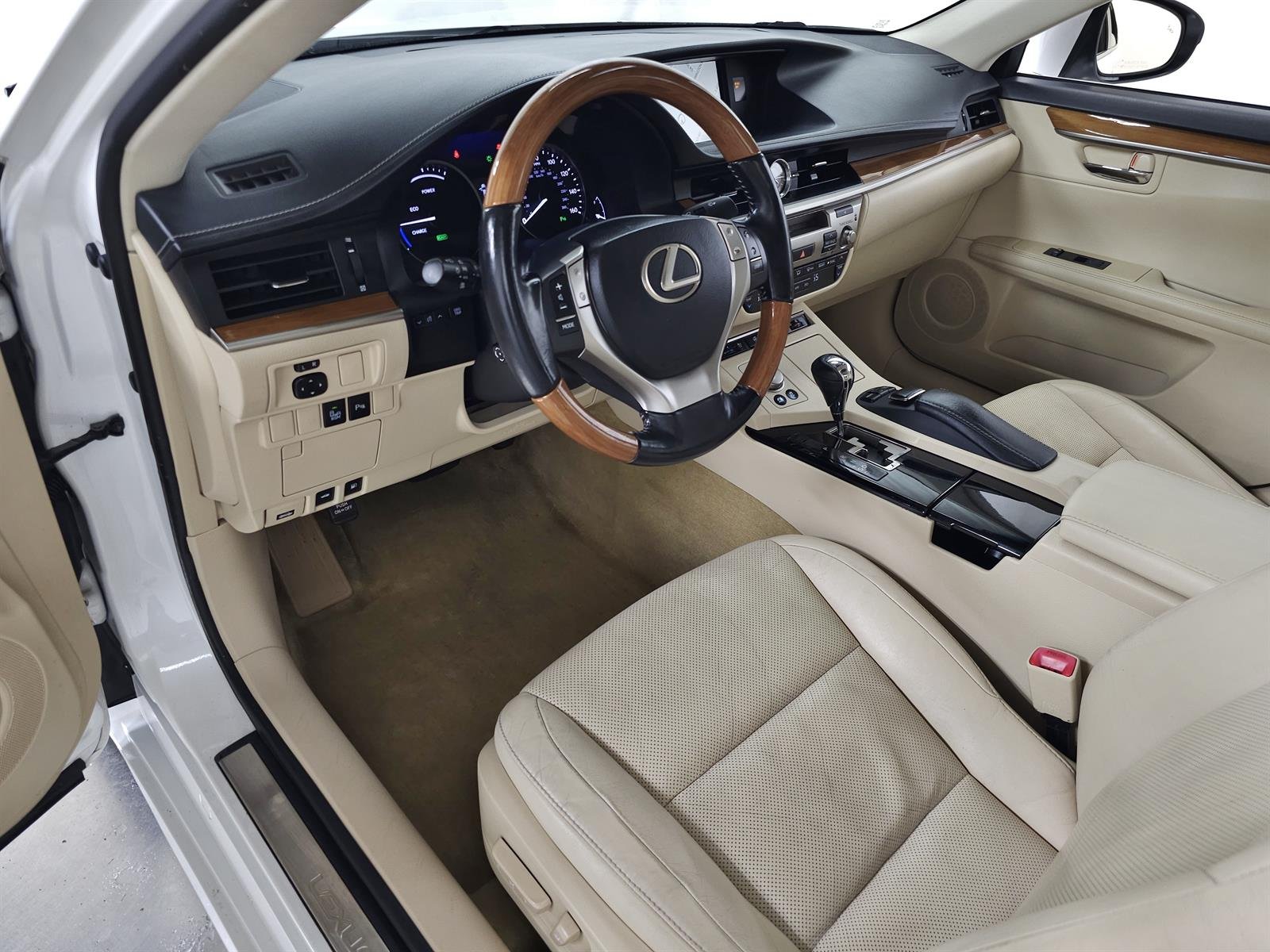 Used 2014 White Lexus  image 14
