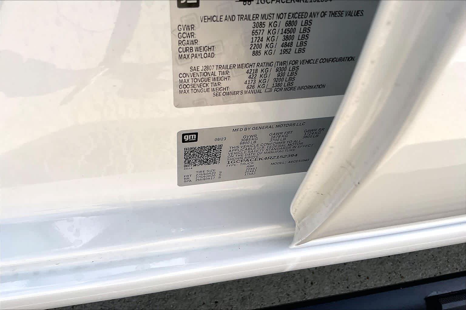 Used 2024 Summit White Chevrolet LT image 36