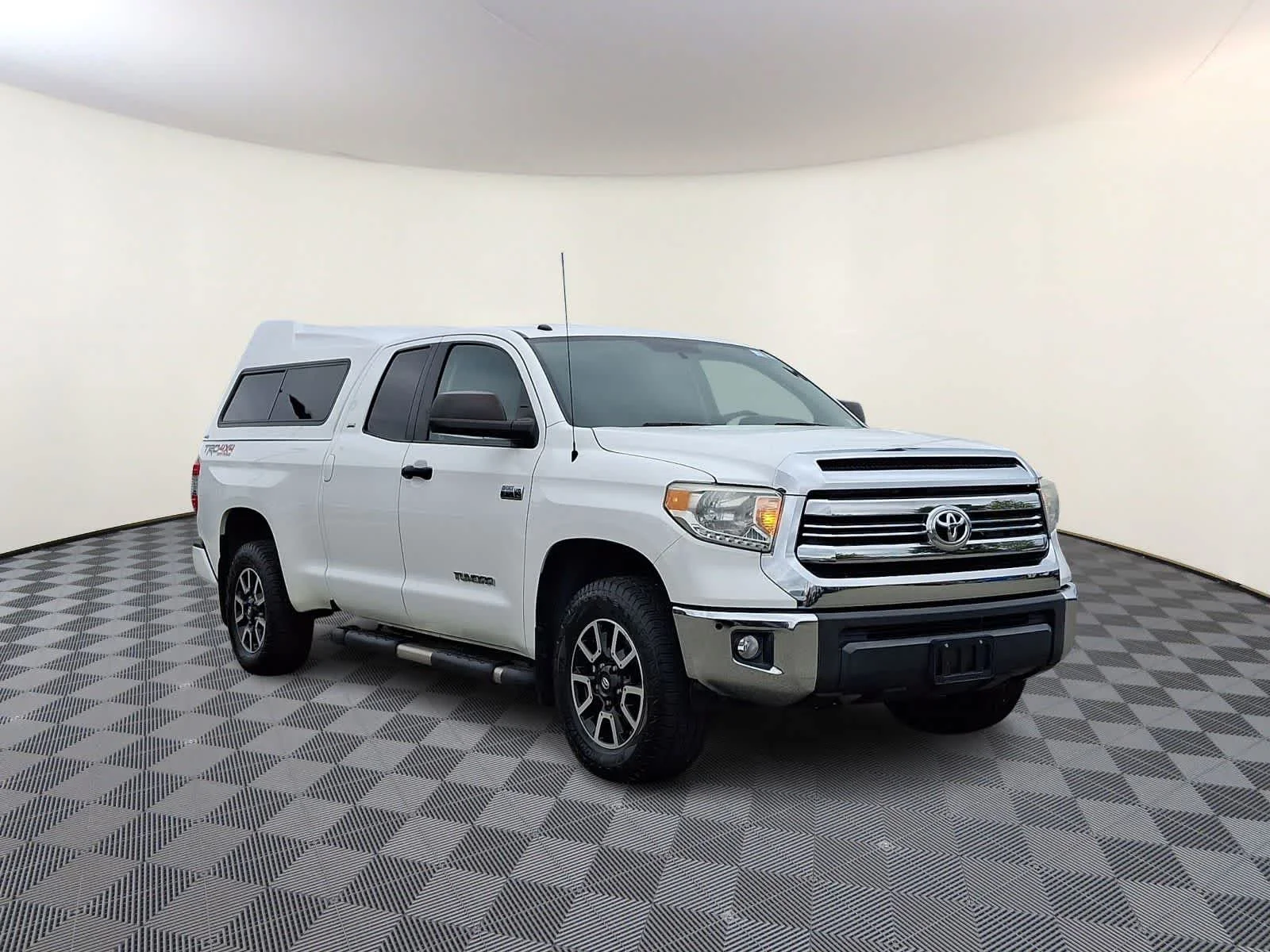 Used 2017 Super White Toyota SR5 image 4