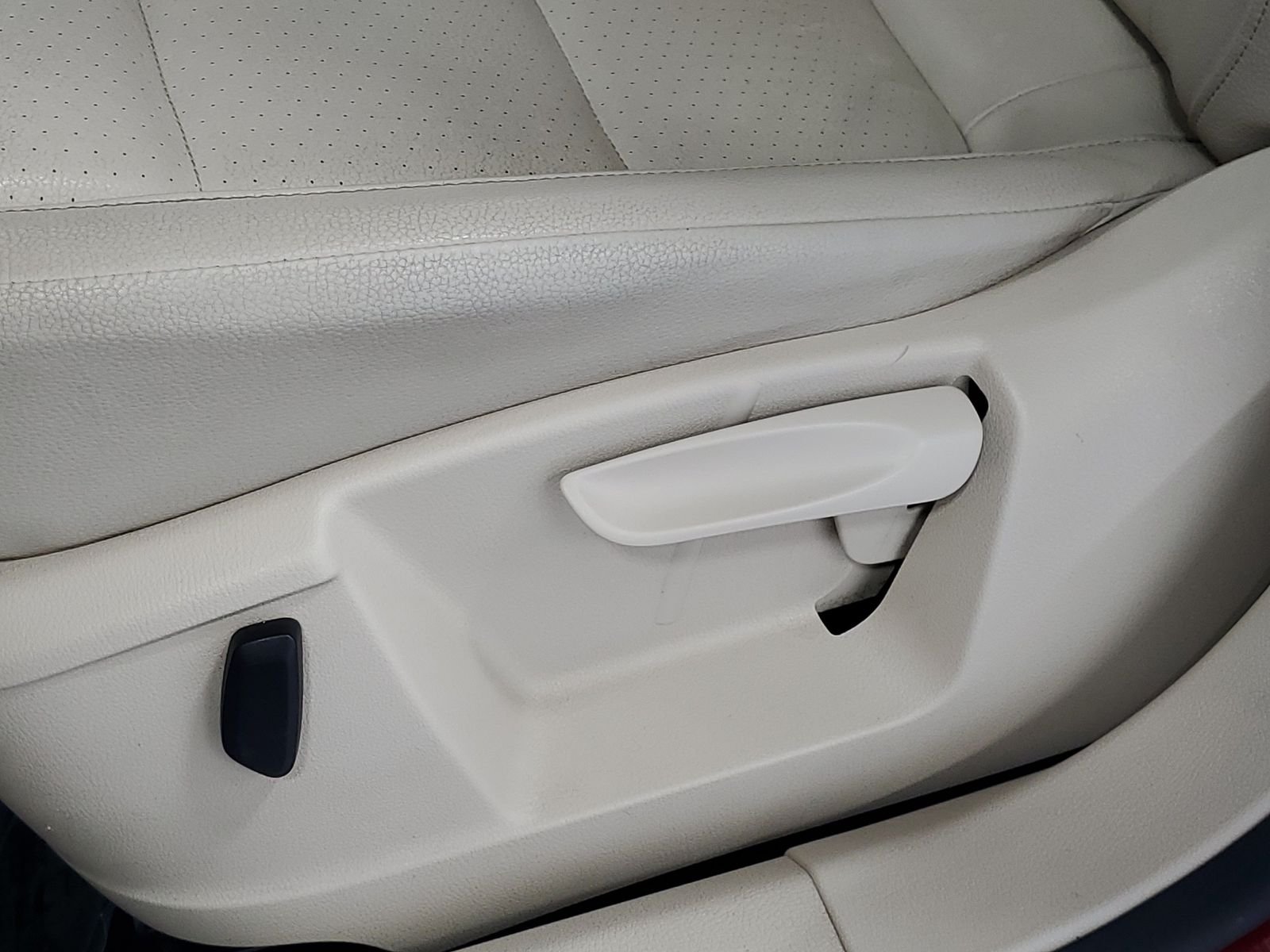 Used 2016 Red Volkswagen S image 9