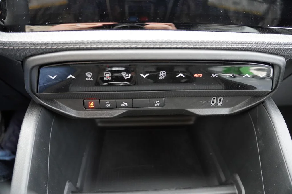 New 2026 Diamond Black Crystal Pearlcoat Jeep Laredo image 13