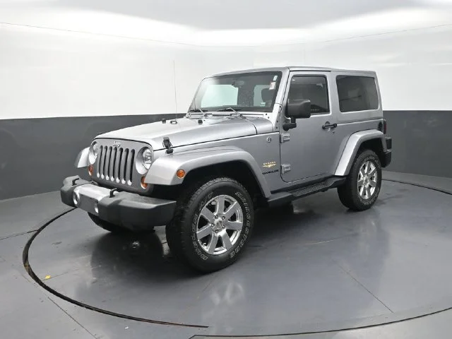 Used 2013 Silver Jeep Sahara image 3