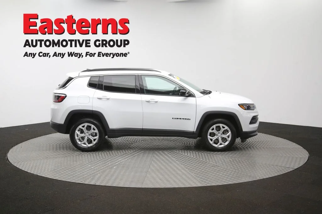 Used 2024 White Jeep Latitude image 40