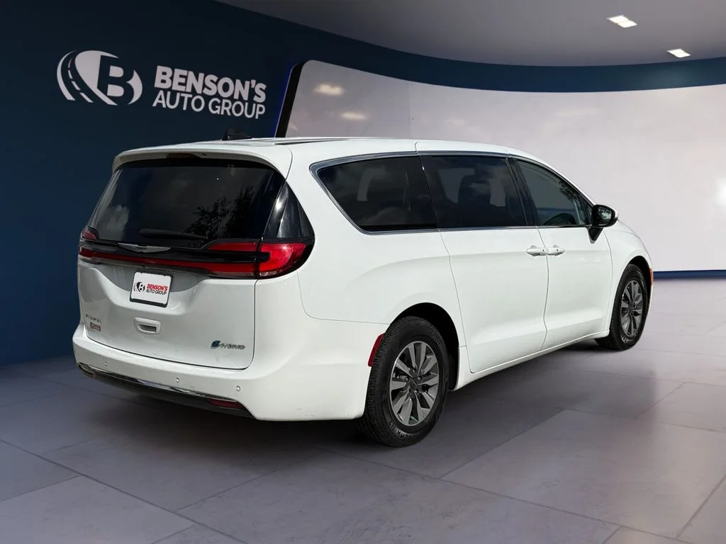 Used 2023 White Chrysler Touring L image 5