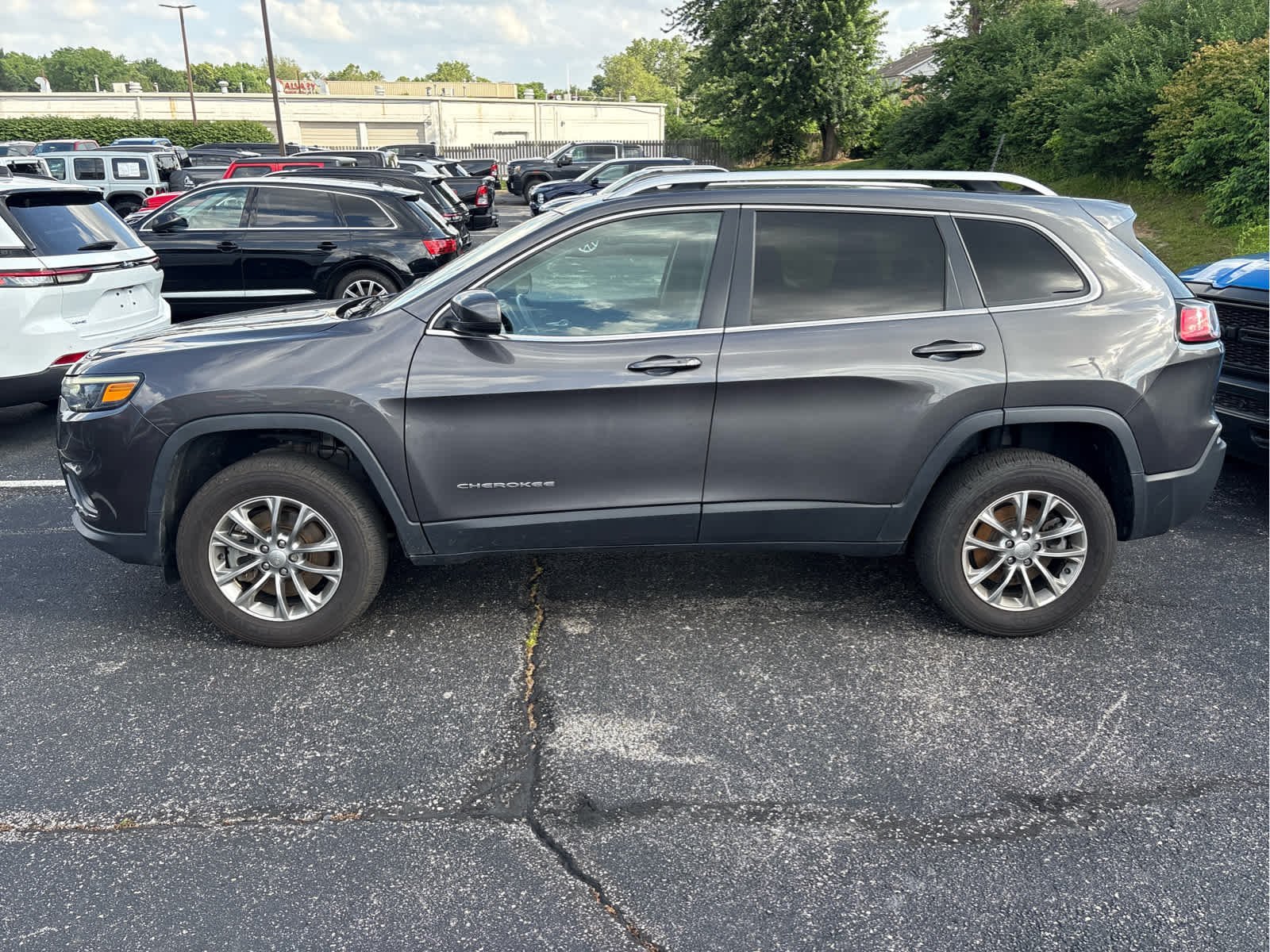 Used 2021 Granite Crystal Metallic Clearcoat Jeep Latitude Lux image 2