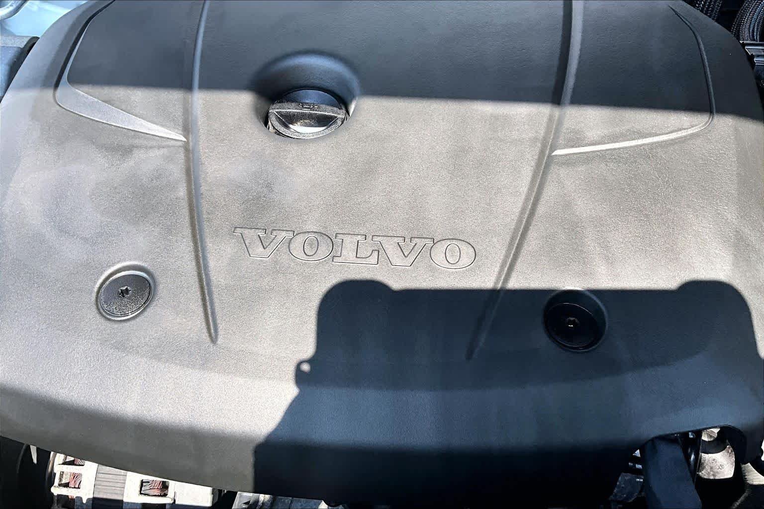 Used 2018 Crystal White Pearl Metallic Volvo Momentum image 33