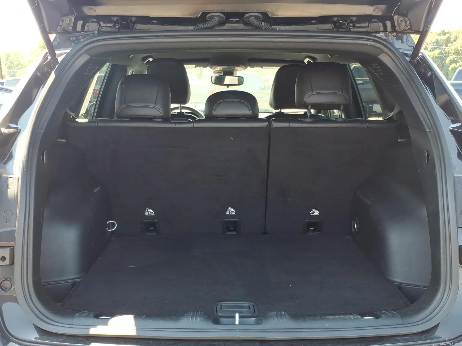 Used 2024 Diamond Black Crystal Pearlcoat Jeep Latitude image 30