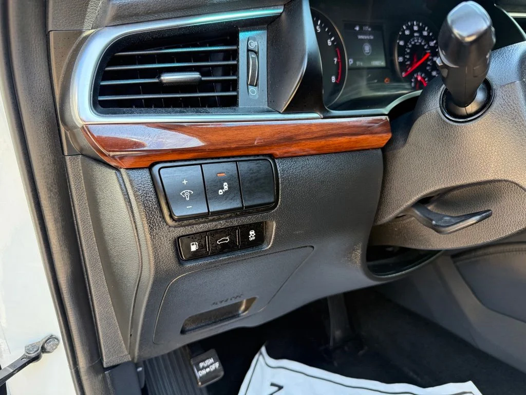 Used 2017 White Kia Premium image 14